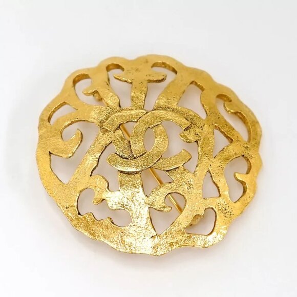 CHANEL CC Logos Filigree Camellia Brooch Gold Tone 25 Pin Auth w/Box n1144-2 - Picture 5 of 16